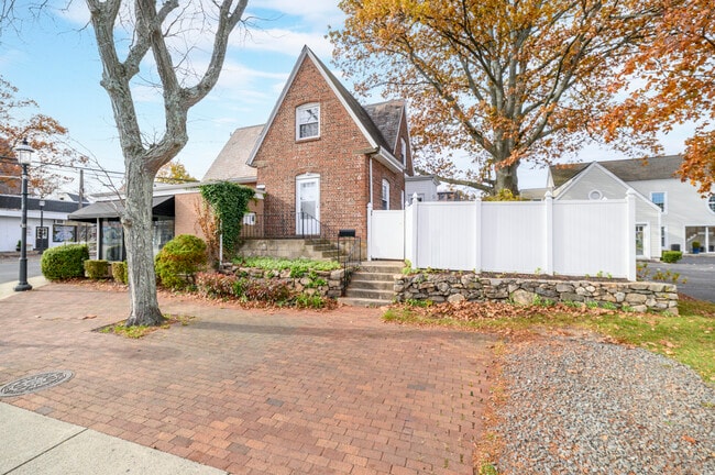 Primary Photo - 58 Post Rd