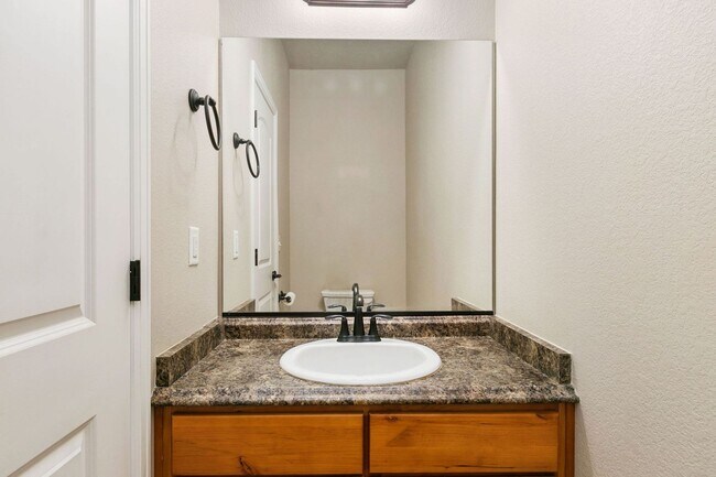 Building Photo - 3 Bedroom, 4 Bathroom, 2-Car Garage in Rig...