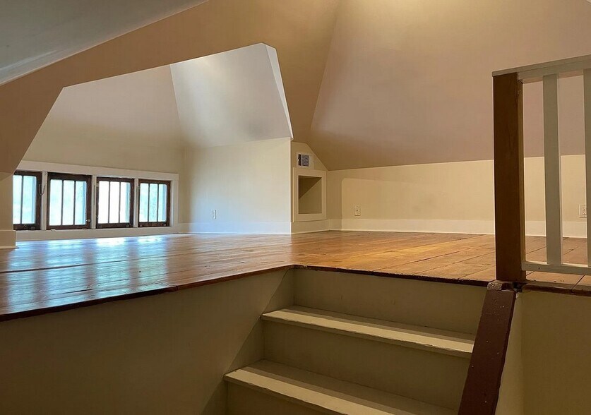 Building Photo - 704 Lovett Ave SE