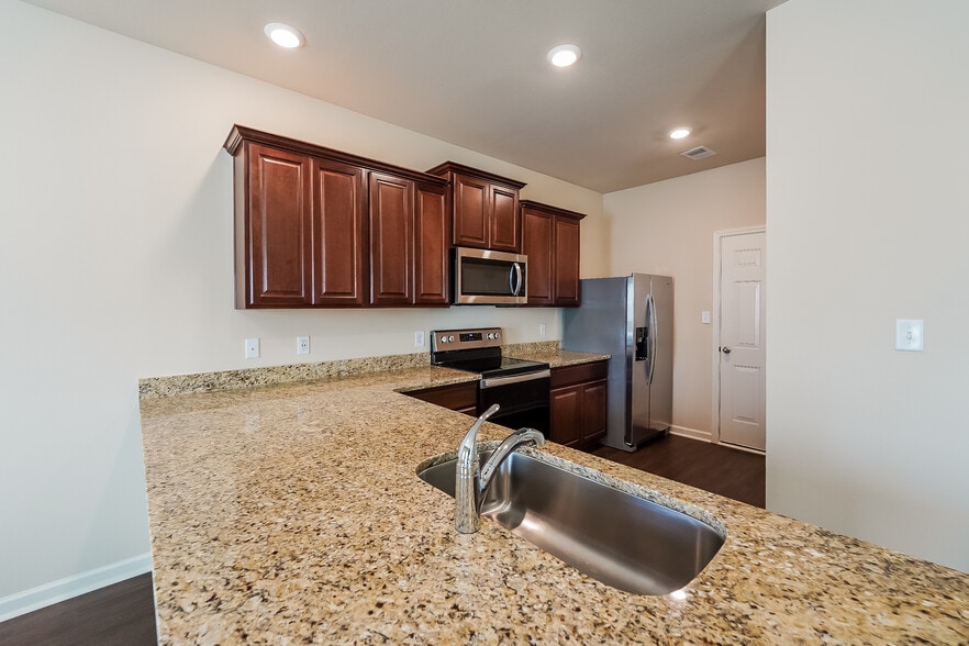 Building Photo - 484 Clover Cir