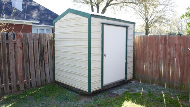 Building Photo - 3304 Chariot Ct