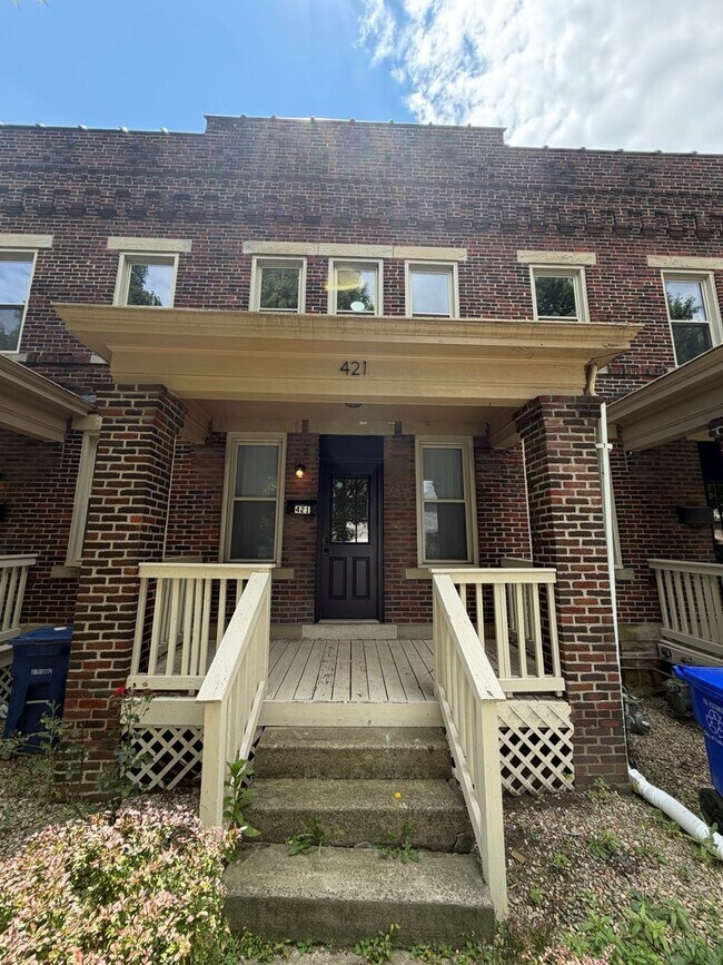 Building Photo - 2 Bed / 2 Bath with Private Garage & Fenced Yard