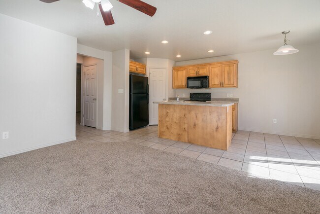 Building Photo - 3155 S Hidden Valley Dr
