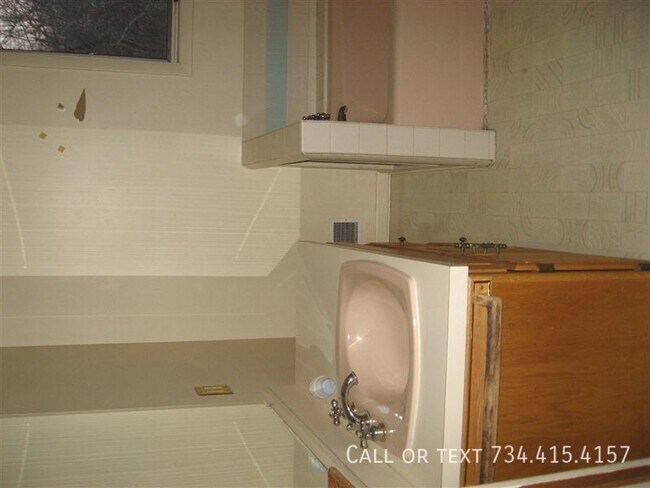 Building Photo - 2863 Marshall St