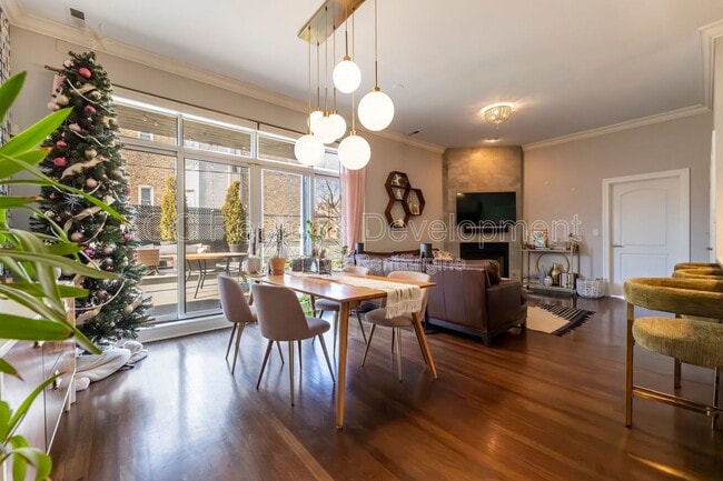 Building Photo - 852 N Damen Ave