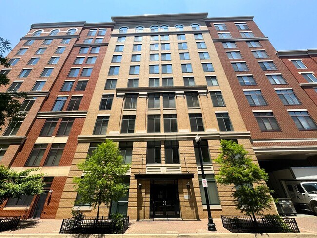 Primary Photo - Luxurious 2 Bed 2 Bath Condo In Station Sq...