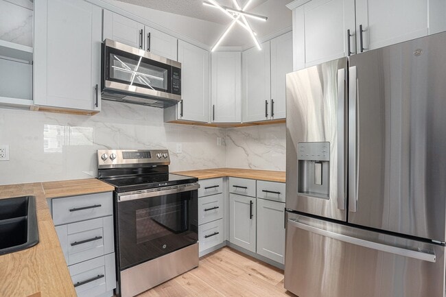Building Photo - Upper-Level Duplex | $1,850/mo | All Utili...