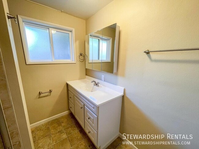 Building Photo - 2120 W 18th Ave