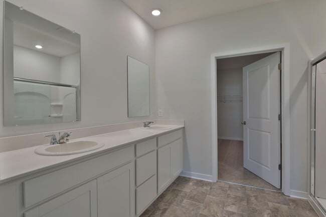 Building Photo - 738 Maria Dr
