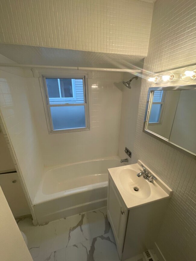 Building Photo - Charming 2 Bedroom Home - Move in Ready