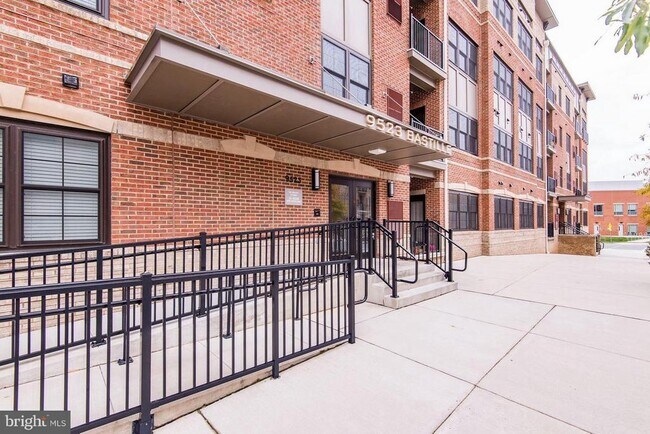 Building Photo - 9523 Bastille St