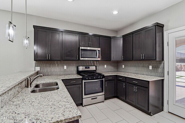 Building Photo - 14925 Tierra Mirage Ave