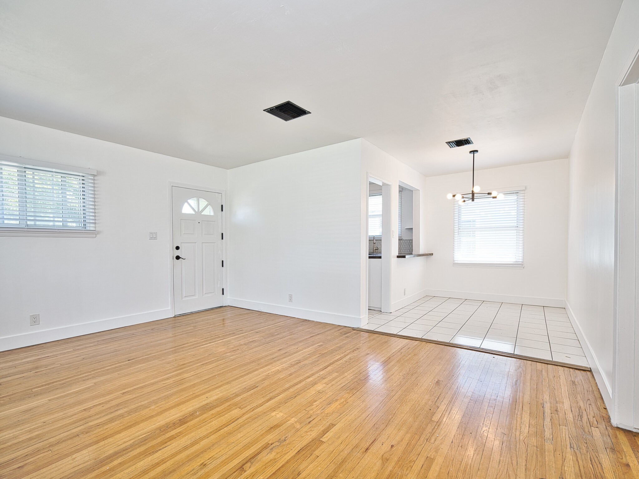 Building Photo - 6153 N Clybourn Ave