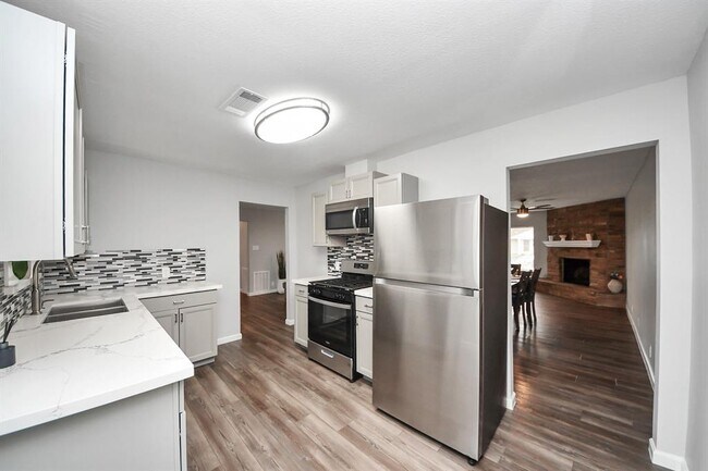 Building Photo - 3111 Tanglebriar Dr