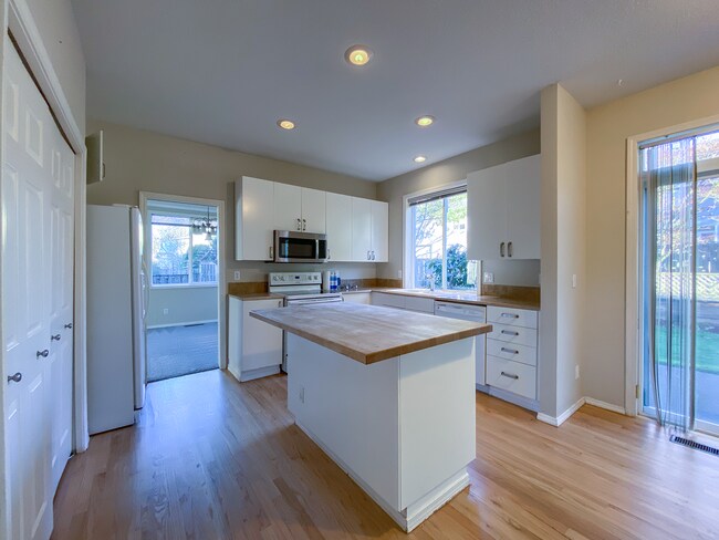 Building Photo - Stunning 4 Bed + 2.5 Bath House in Lake Oswego | Private Backyard, Open Floor Concept, Air Condit...