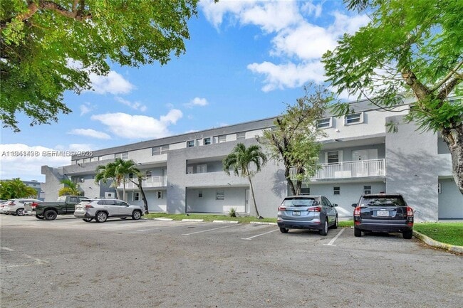 Building Photo - 9371 Fontainebleau Blvd