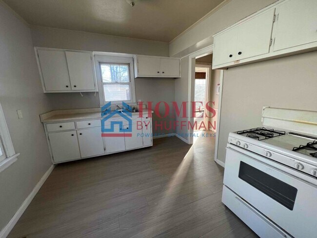 Building Photo - Two Bedroom House | Detached Garage | Depo...