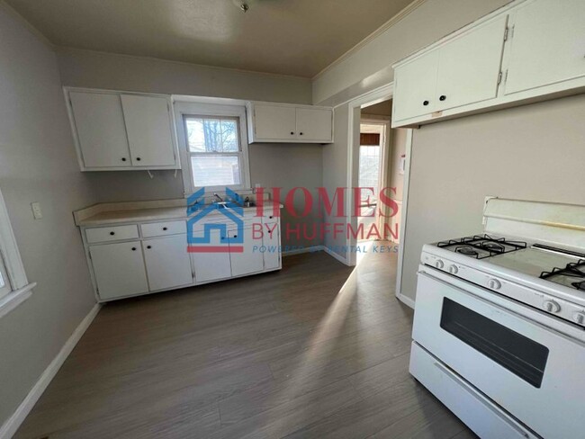 Building Photo - Two Bedroom House | Detached Garage