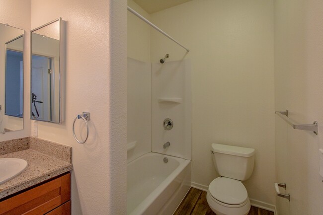 Building Photo - Beautiful 2 Bedroom, 2 Bath Condo with Dua...