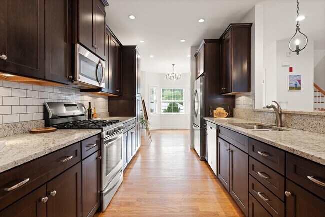 Building Photo - 10 Murray Ave