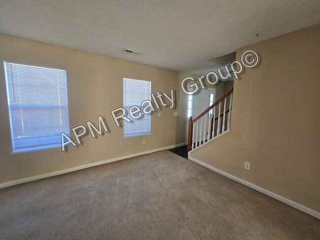 Building Photo - Spacious three bedroom home in the Northeast
