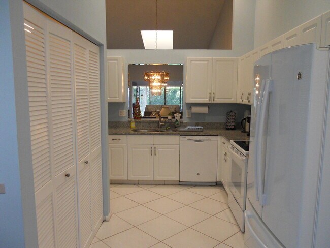 Building Photo - 8199 Springlake Dr