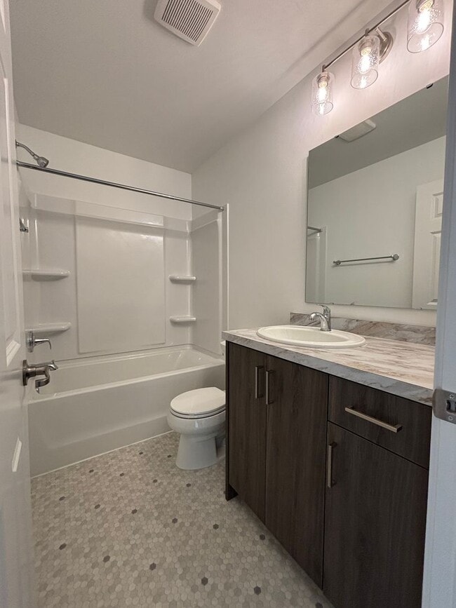 Building Photo - 3 Bedroom 3 Bathroom Townhomes