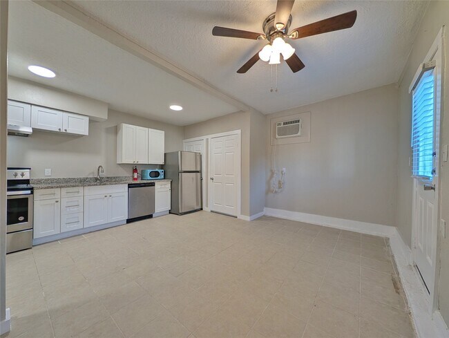 Building Photo - 1219 33rd St