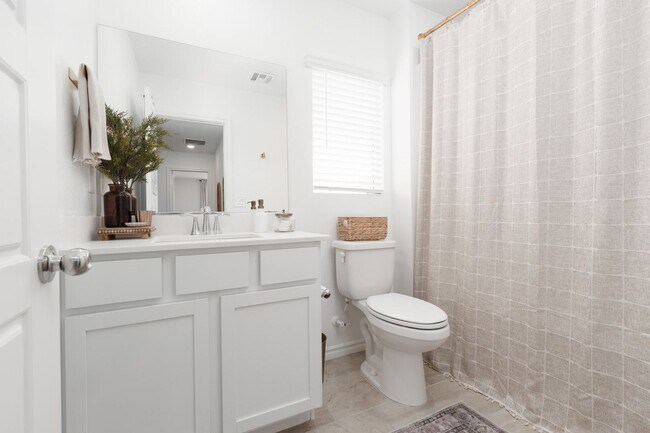 Building Photo - Newer townhome in the NW