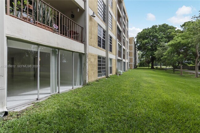 Building Photo - 9180 Fontainebleau Blvd