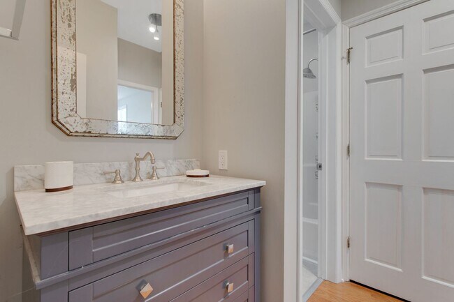 Building Photo - Charming 2 Bed 2 Bath Home on Historic Rus...