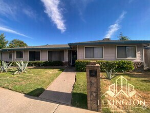 Building Photo - Beautiful, 3BD/2BA +Bonus Rooms, Bungalow ...
