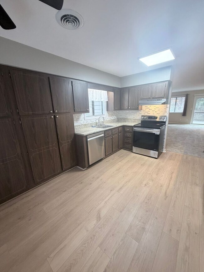 Building Photo - Great Location - 2 Bed, 2 Bath Condo Available Now!