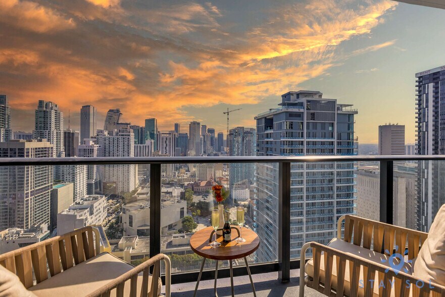 Building Photo - 601 NE 1st Ave