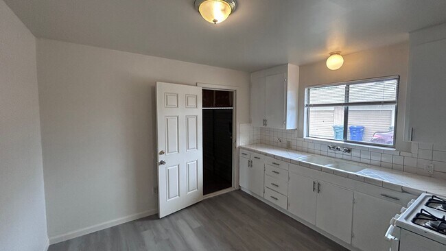 Building Photo - Water, Sewer Included