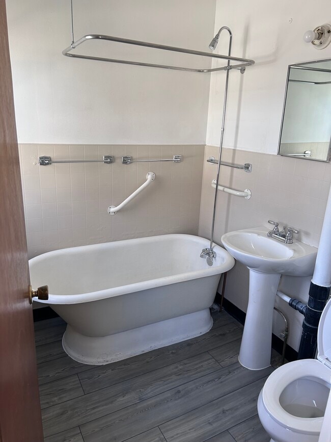 Building Photo - 212 E 11th Ave