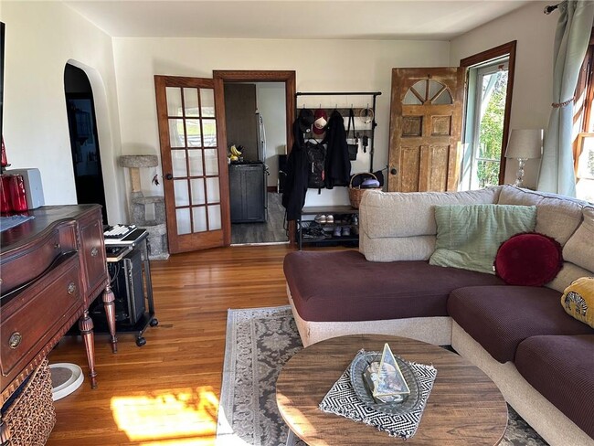 Building Photo - 749 W Main Rd