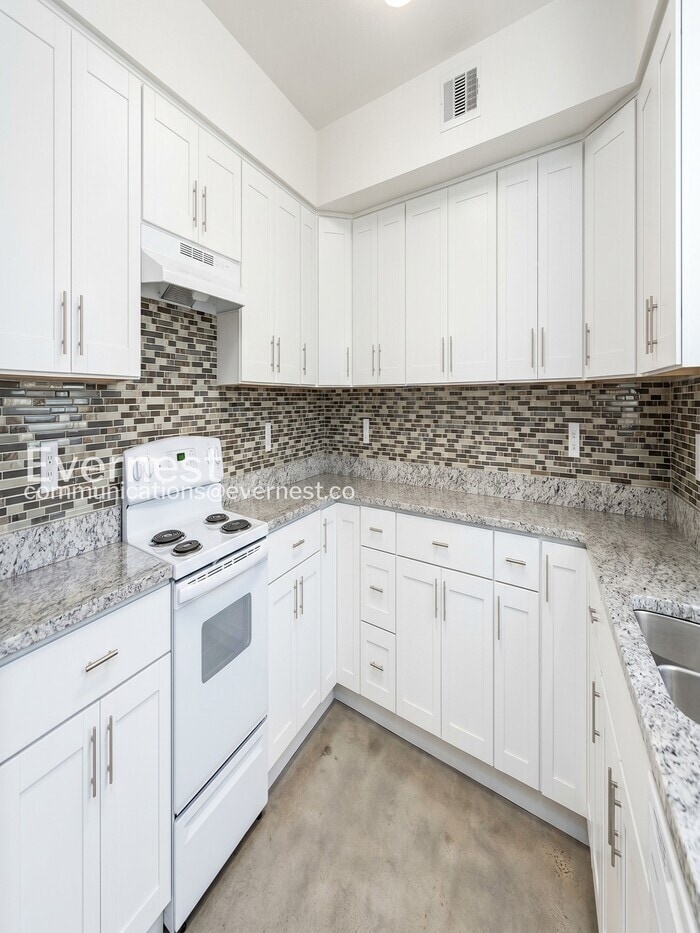 Building Photo - 4207 E Sandalwood Cir S