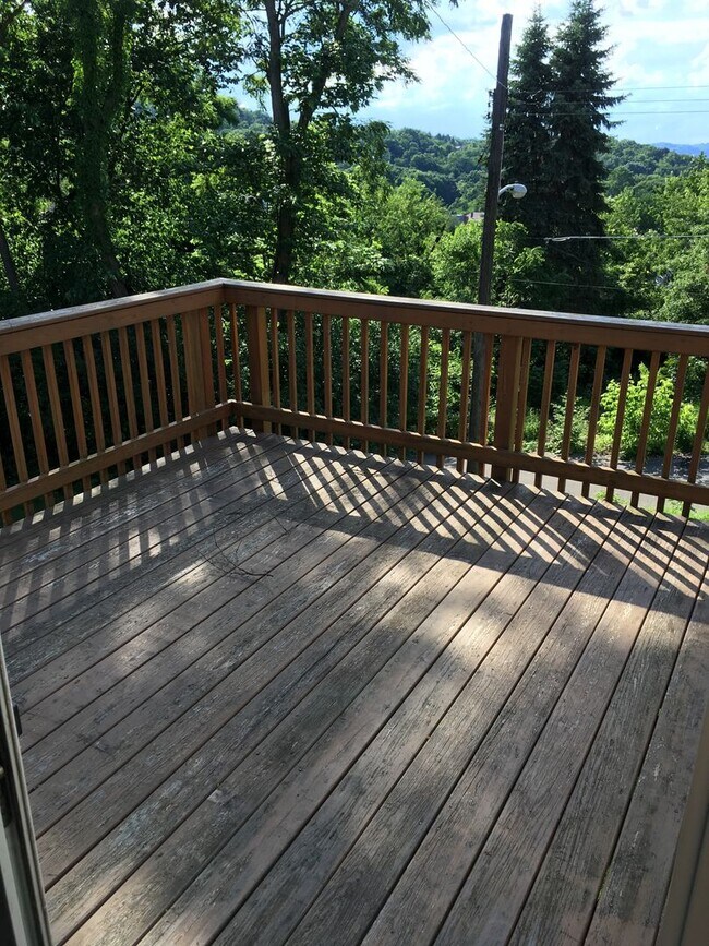 Building Photo - 3 bedroom 1 bath deck and yard