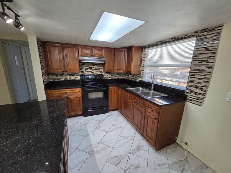 Building Photo - 9105 Hermitage Ln