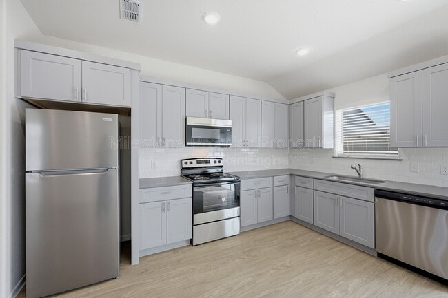 Building Photo - 1819 Boxwood Dr
