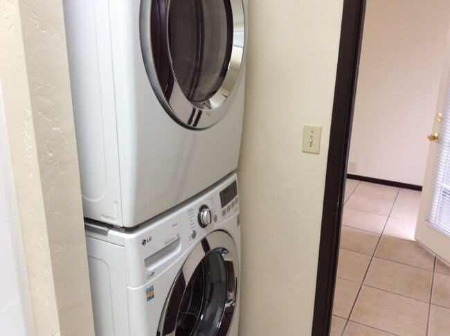 Building Photo - 2 Bdrm/1Ba Duplex, A/C, washer & dryer Centrally located