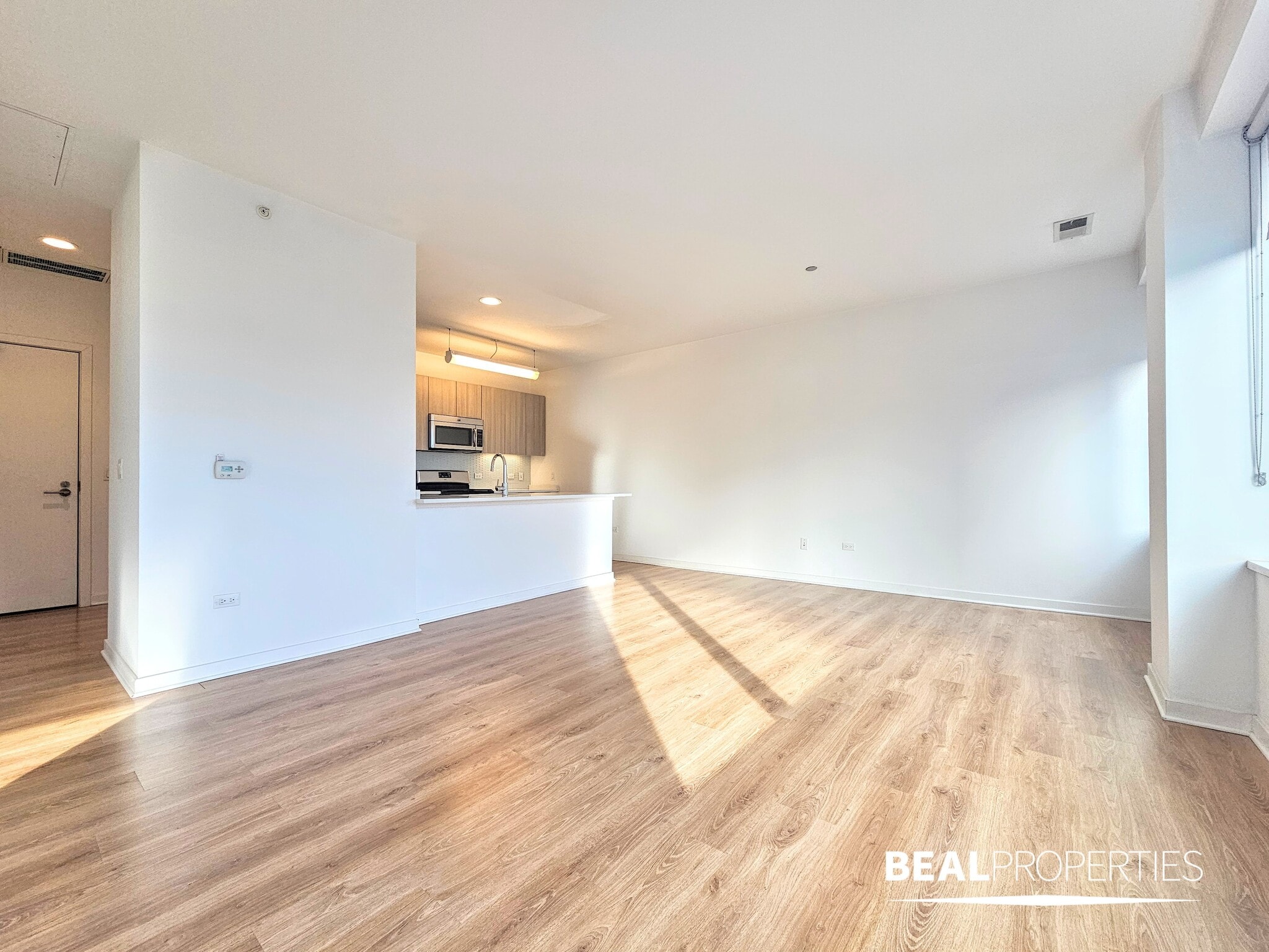 Building Photo - 548 W Webster Ave