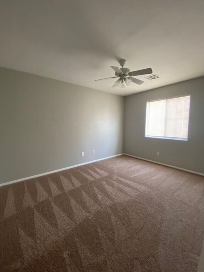 Building Photo - Southern Highlands 4 Bedroom- Single Famil...