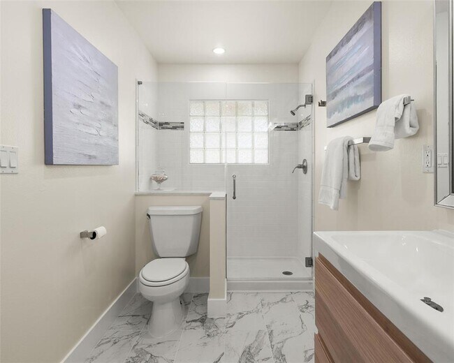 Building Photo - 3205 Santa Monica Dr