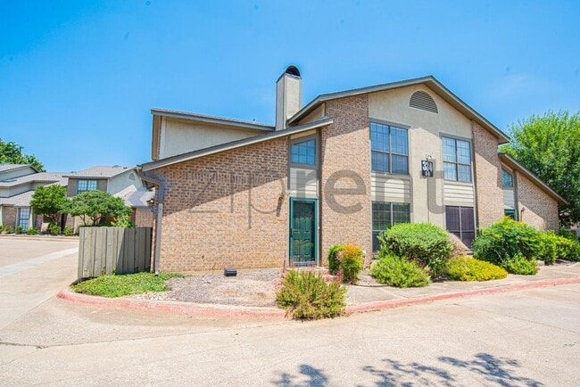 Building Photo - 334 W Harwood Rd
