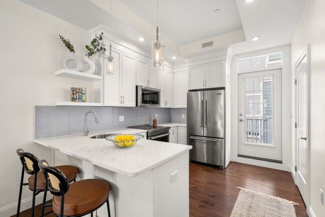 Building Photo - 162 Clark St