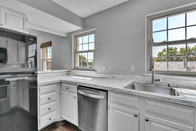 Building Photo - 2 Bedroom with Loft in Old Town North