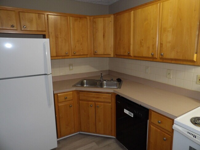 Building Photo - 244 Meadowview Dr