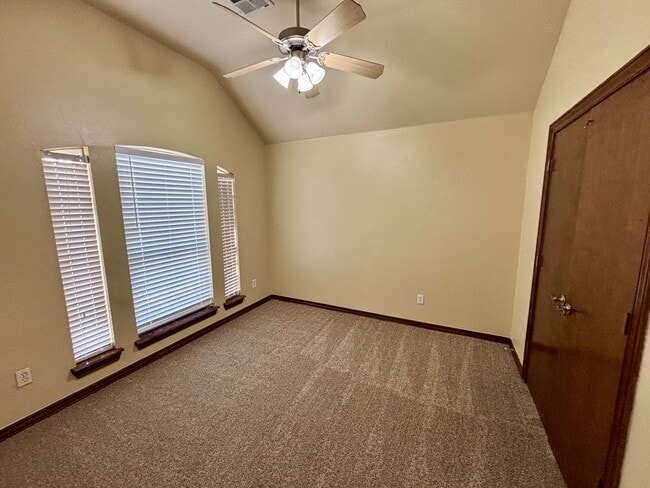 Building Photo - Charming 4 Bed 2 Bath in Yukon